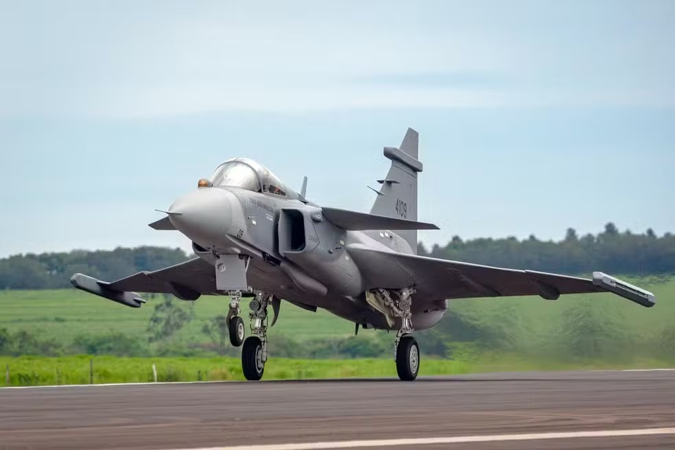 Embraer faz voo inaugural do primeiro caça Gripen E produzido no Brasil ...