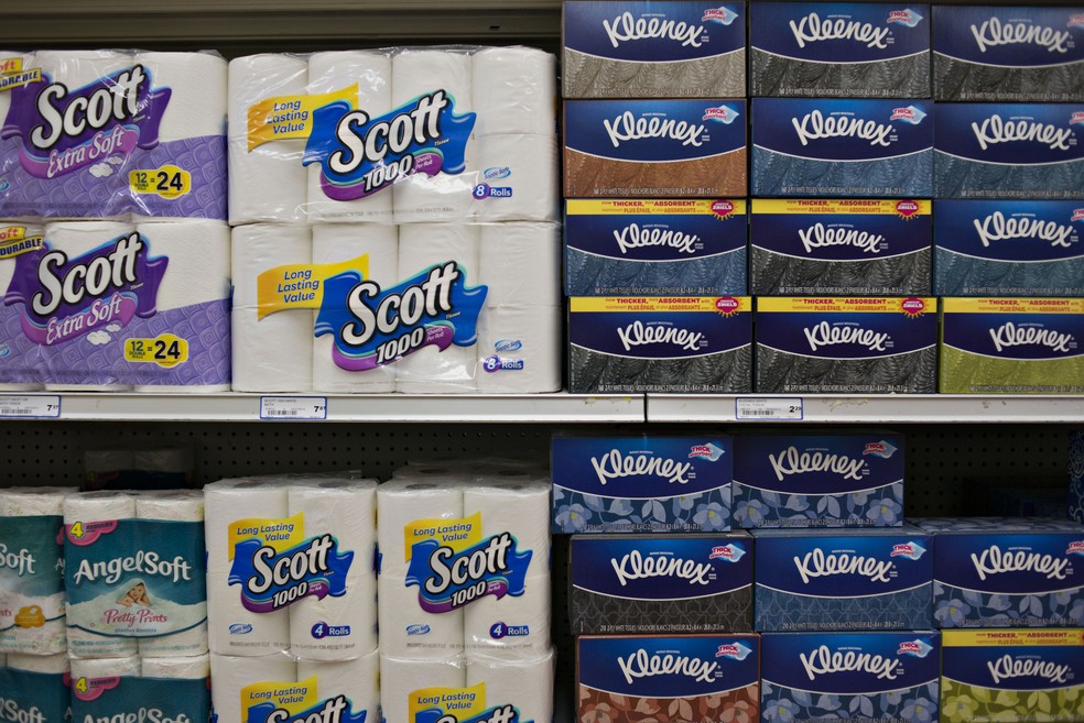 Toalhas de papel e guardanapos Scott e lenços Kleenex são algumas das marcas globais da Kimberley-Clark que ficarão com a nova empresa a ser criada em parceria com a Suzano — Foto: Daniel Acker/Bloomberg