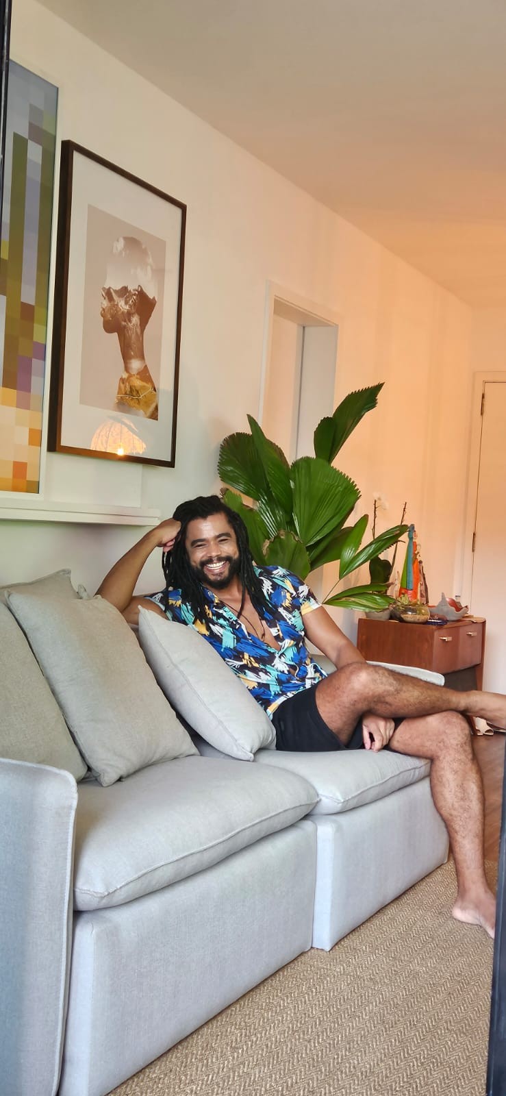 Diogo Almeida em sua sala no seu apartamento no Rio de Janeiro — Foto: Divulgação