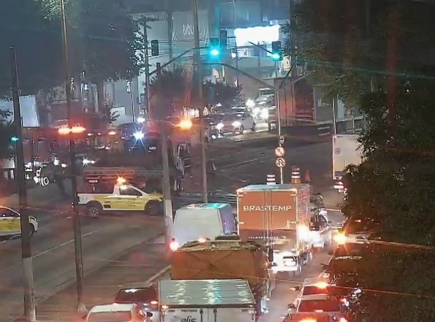 Colisão entre carretas deixa pessoa ferida na Zona Leste de SP