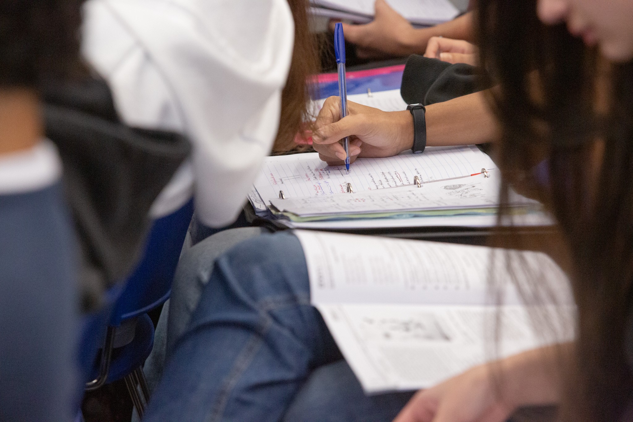 Enem 2026: veja 10 temas que podem cair na Redação, segundo professores