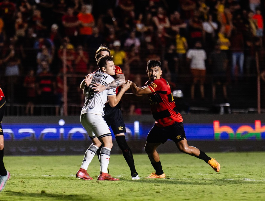 Vasco vence o Sport na Ilha do Retiro