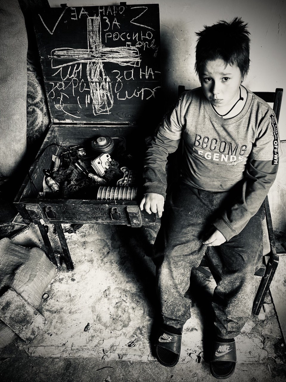Criança ucraniana perdeu o pai no bombardeio e vive com irmã e a mãe em escola abandonada — Foto: Ekaterina Diachkova