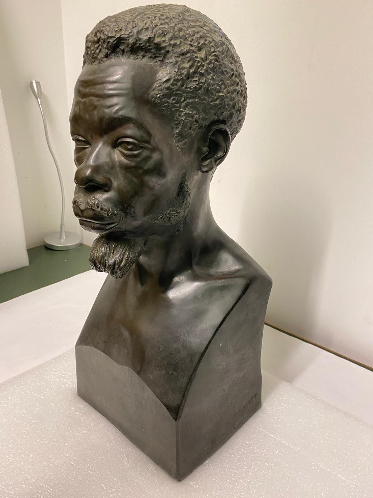 Busto de um escravizado brasileiro, há anos exposto em Paris, pode ser reproduzido no Rio