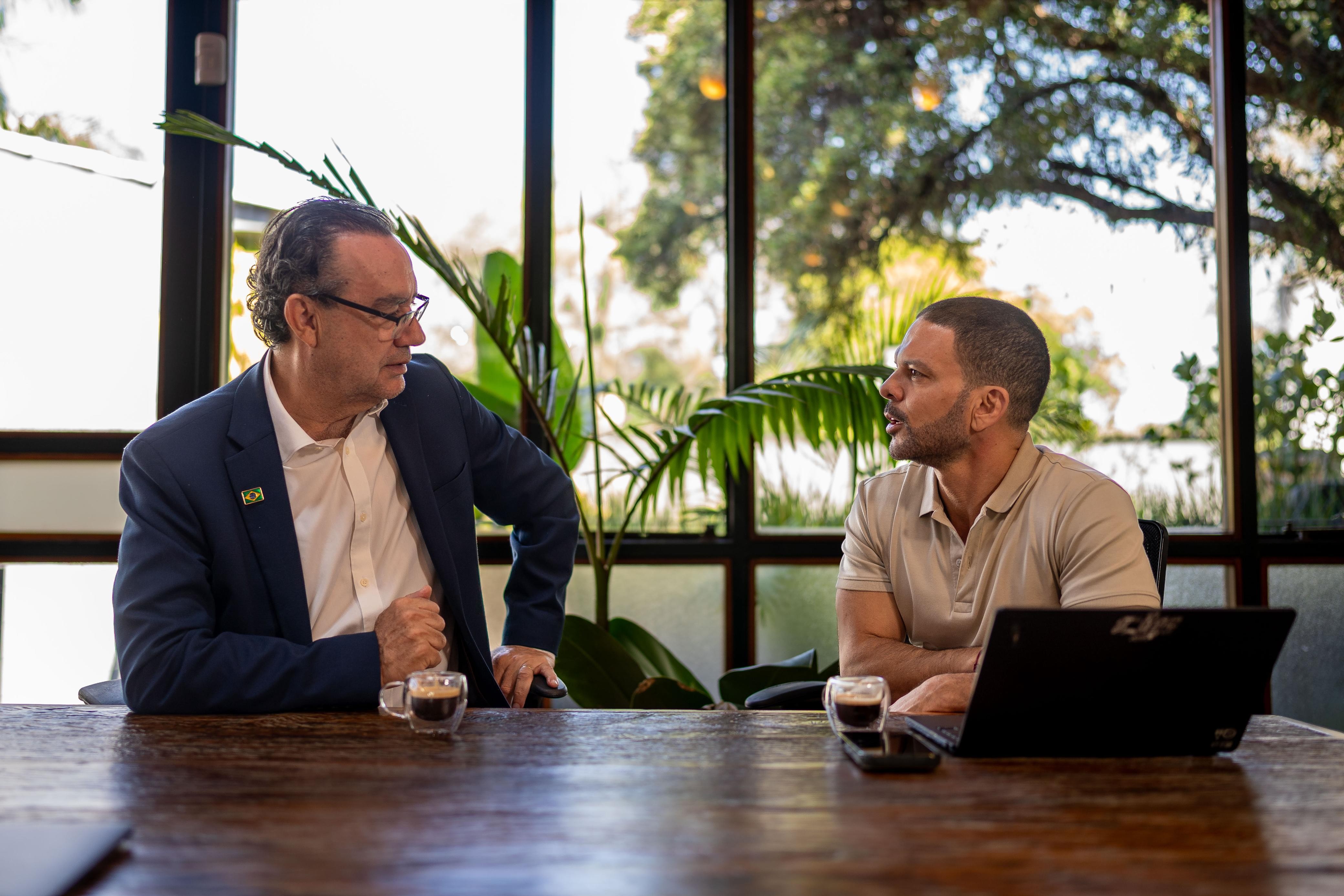“Ele está eufórico, ninguém acreditava”, diz marqueteiro de Augusto Cury sobre crescimento do candidato - QTU Questões do Universo