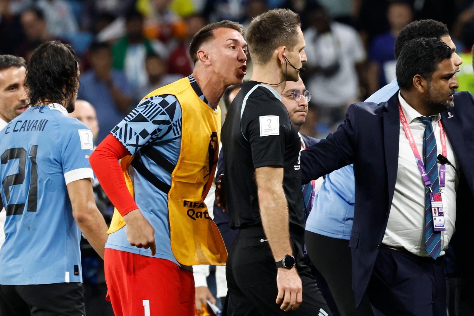 Muslera não atuou pelo Uruguai nessa Copa, mas discutiu muito com a arbitragem após a eliminação da equipe — Foto: Khaled Desouki / AFP
