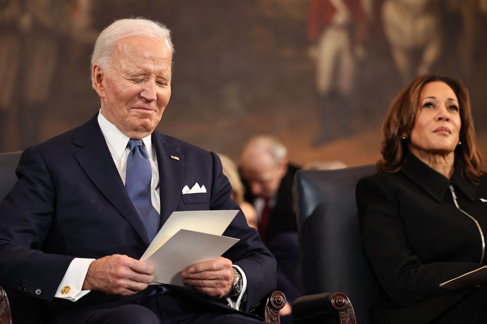 Joe Biden, antecessor de Trump na Casa Branca, acompanha discurso de posse de Trump no Capitólio ao lado de Kamala Harris, democrata derrotada pelo republicano — Foto: Chip Somodevilla / AFP