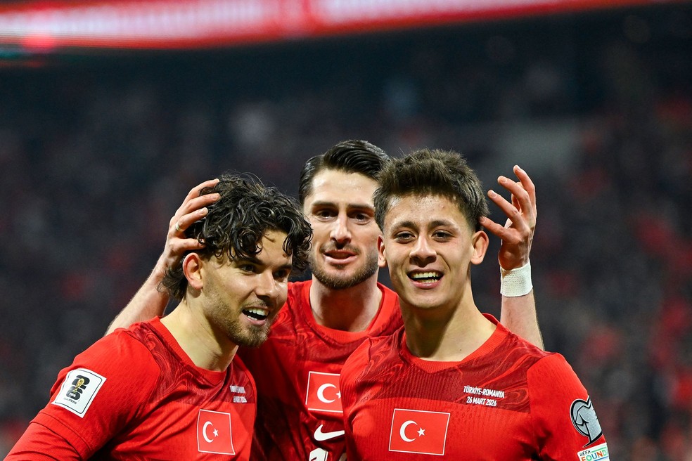 Arda Guler comemora com companheiros gol da Turquia contra Romênia — Foto: YASIN AKGUL / AFP