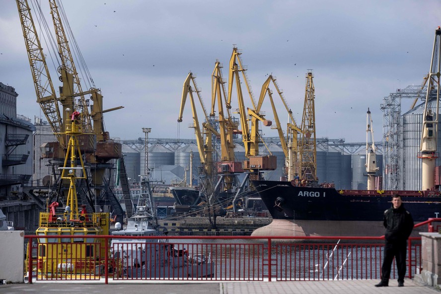 Foto de arquivo mostra navio-cargueiro no Porto de Odessa, em 10 de abril de 2023.