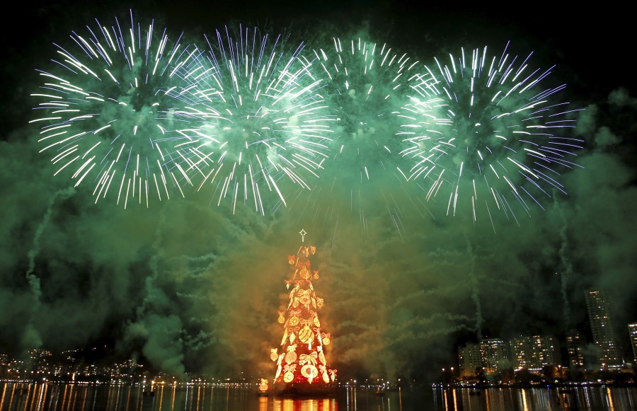 Vermelha, com detalhes dourados vibrantes e sob fogos verdes, a Árvore da Lagoa de 2012 encantou a cidade — Foto: Marcelo Carnaval