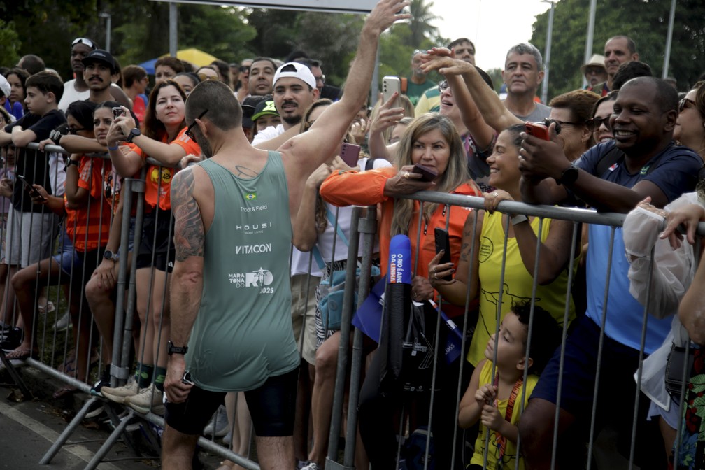 Público incentiva corredores na linha de chegada da Maratona do Rio 2025 — Foto: Fabiano Rocha / Agência O Globo