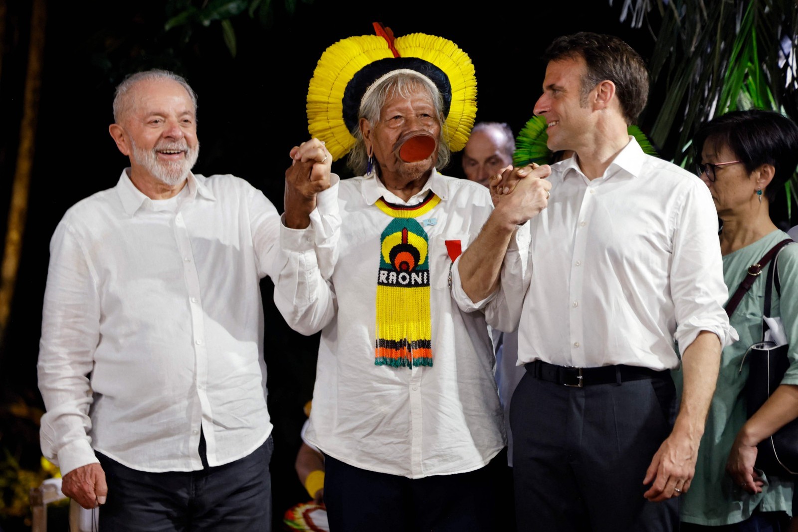 Cacique Raoni o presidente do Brasil, Luiz Inácio Lula da Silva, e o presidente da França, Emmanuel Macron — Foto: Ludovic MARIN / AFP