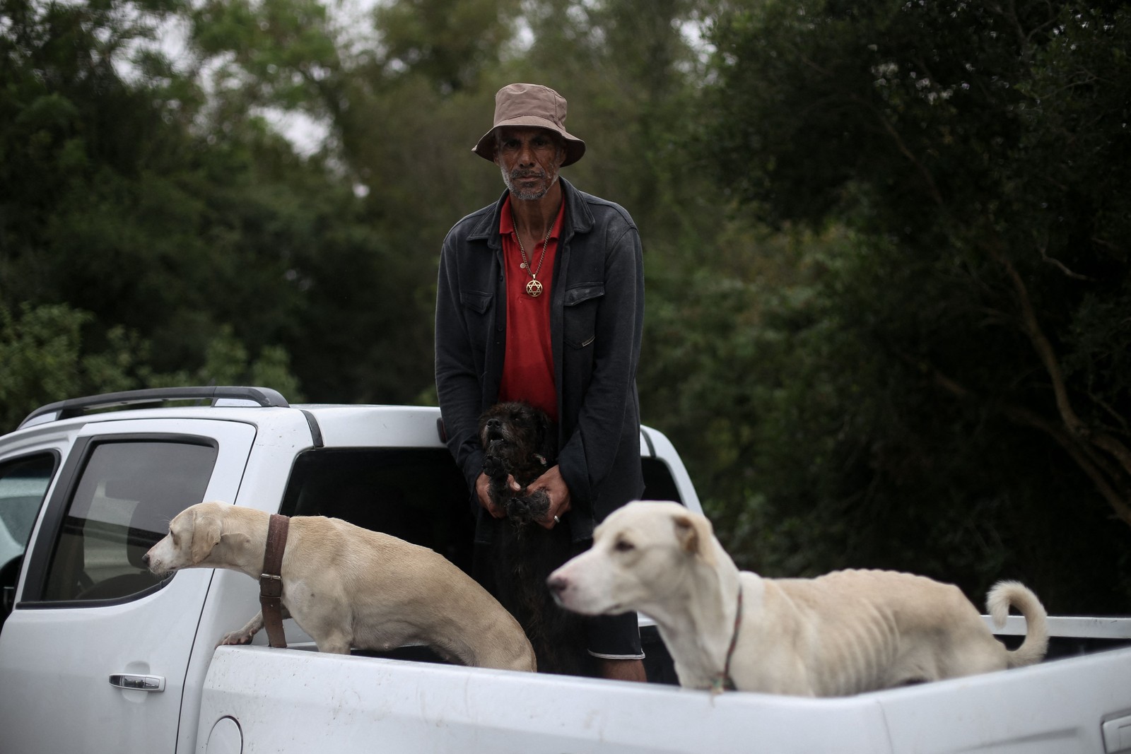 Marcelo Augusto, morador do bairro da Picada, resgata animais encalhados em Eldorado do Sul, Rio Grande do Sul — Foto: Anselmo Cunha / AFP