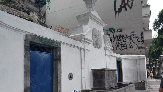 Após ser alvo de vandalismo, Chafariz da Glória ganha pintura e limpeza