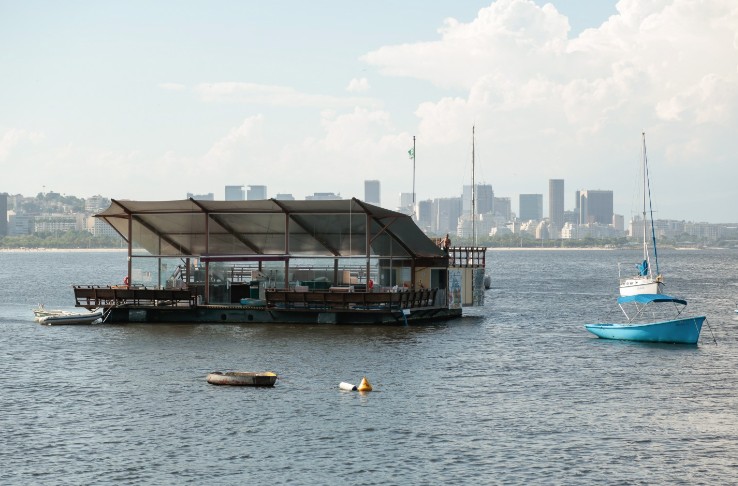 Vídeo: restaurante flutuante na Urca é autuado por despejo i