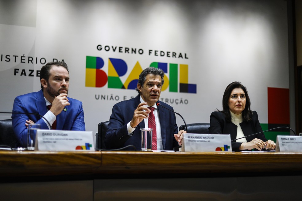 Ministros Fernando Haddad e Simone Tebet durante coletiva após anúncio do recuo no IOF