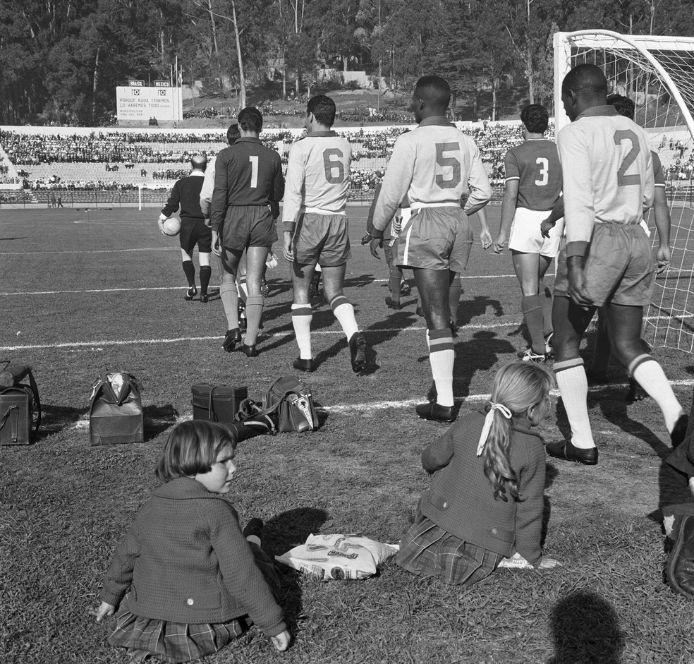 Crianças na beira do gramado assistem seleção brasileira na beira do campo, durante a Copa do Mundo de 1962 — Foto: Arquivo / O Globo