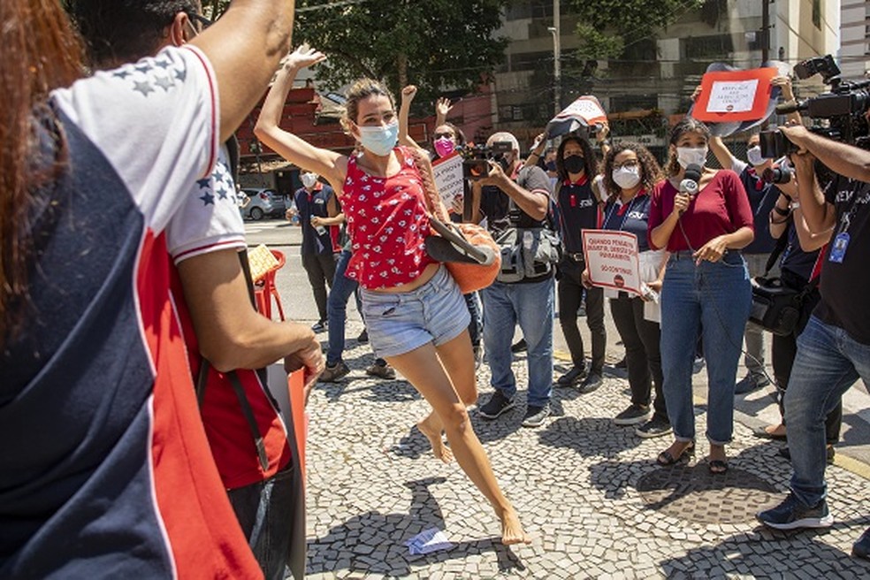 Candidatos chegam próximo ao horário de fechar o portão na UERJ  Agência O Globo — Foto:         