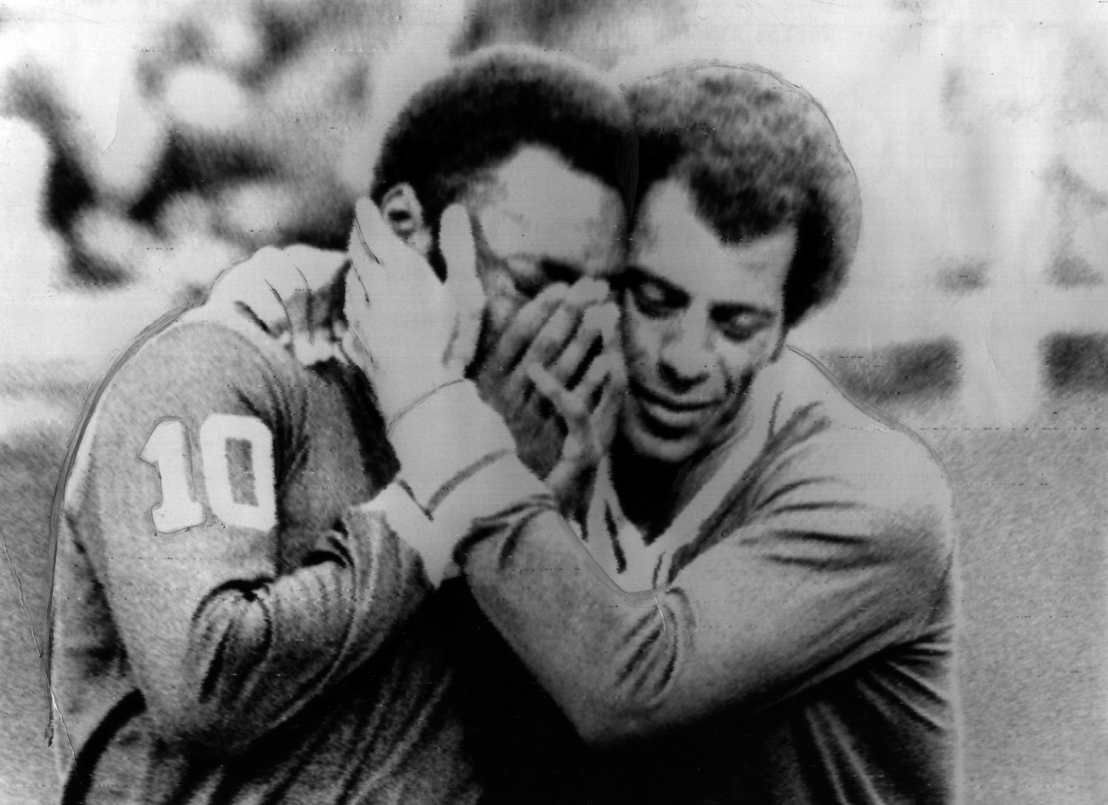 Pelé chora e é amparado por Carlos Alberto Torres no jogo de despedida do rei do futebol, em 1977, no Giants Stadium, Nova Iorque — Foto: UPI