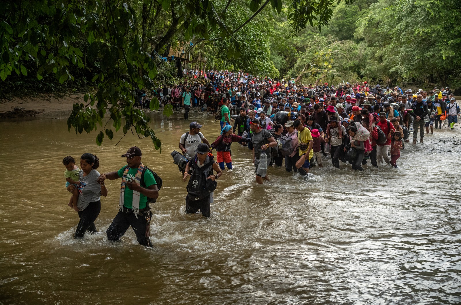 Migrantes entram num rio na região de DariŽn, na Colômbia — Foto: Federico Rios/The New York Times