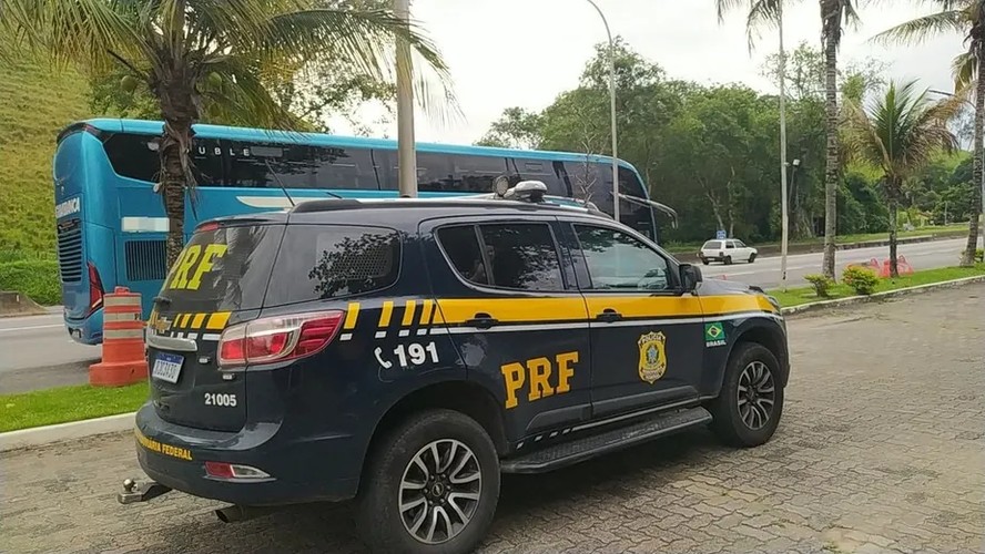 Veículo da PRF aborda ônibus em Barra Mansa