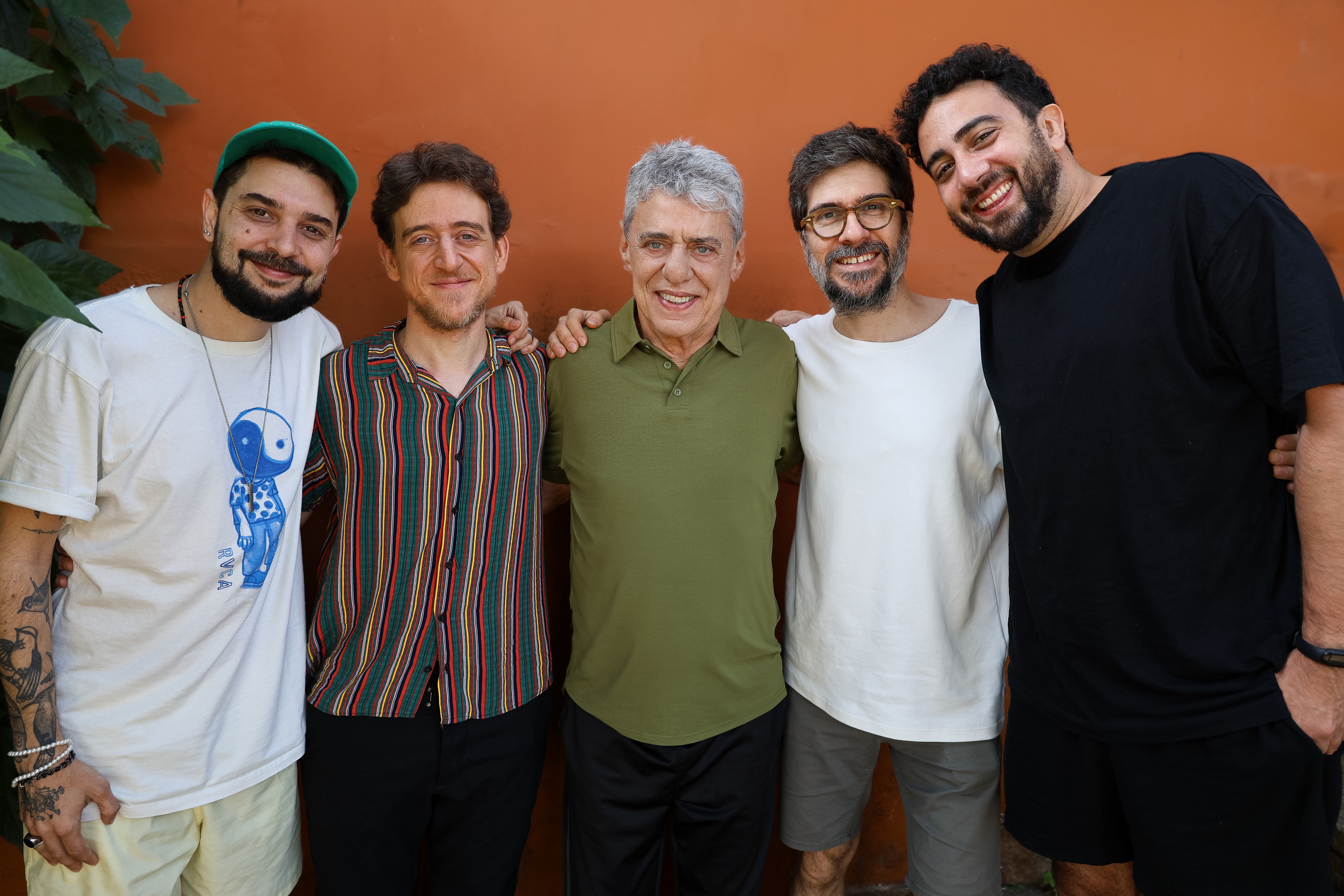 Chico Buarque participará de canção do novo álbum do grupo 5 a seco