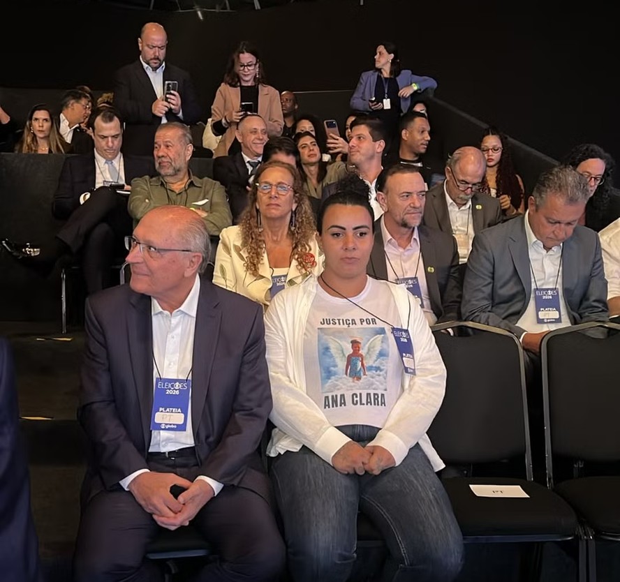 Ao lado do vice-presidente Geraldo Alckmin est&aacute; Cristiane, m&atilde;e da menina Ana Clara, morta com um tiro de fuzil: o assassino da menina foi defendido por Fl&aacute;vio Bolsonaro