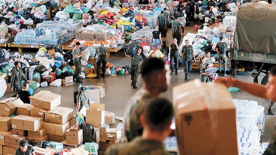 Enchente no RS: Defesa Civil recebeu mais de 1,5 milhão de litros de água e 200 toneladas de alimentos em doações