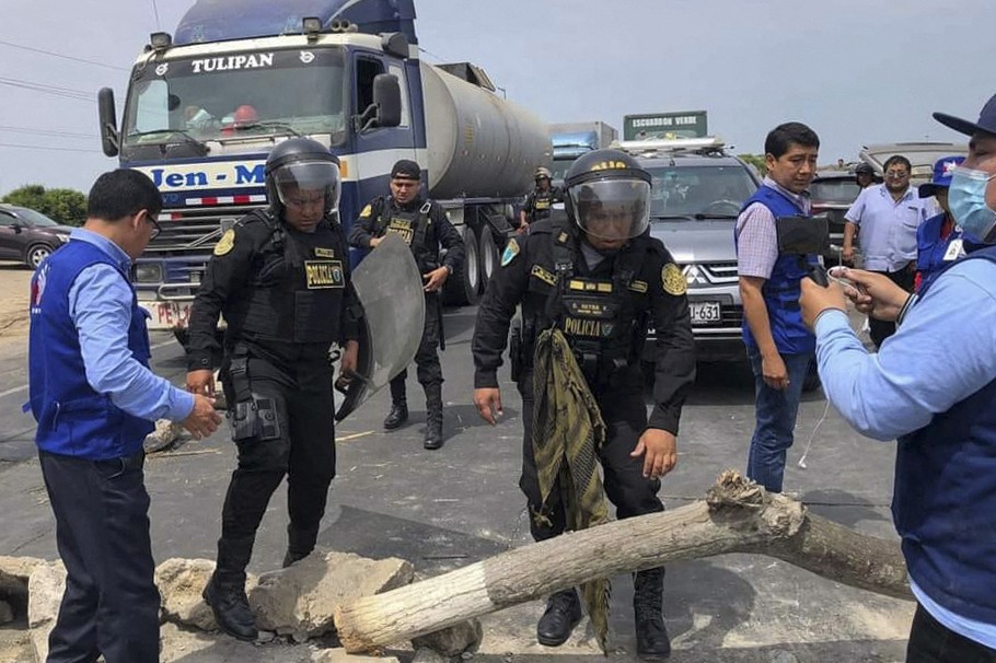 Policiais tentam limpar a rodovia Pan-Americana durante uma manifestação — Foto: Polícia Nacional do Peru / AFP