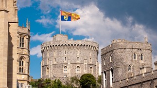 Estandartes reais no Castelo de Windsor — Foto: Visit England/Doug Harding