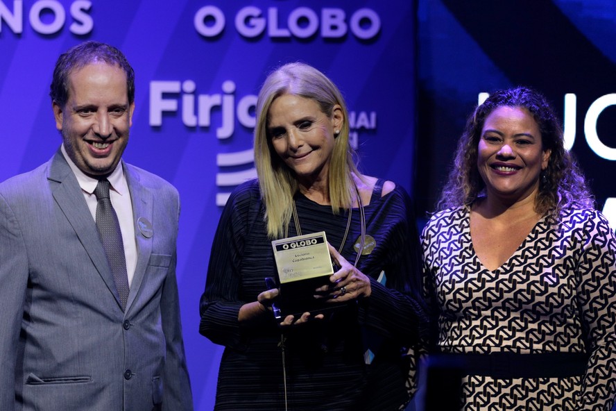 A publicitária Luciana Capobianco, vencedora na categoria Mundo, recebe o troféu da editora-executiva Flávia Barbosa e o editor do impresso, Miguel Caballero