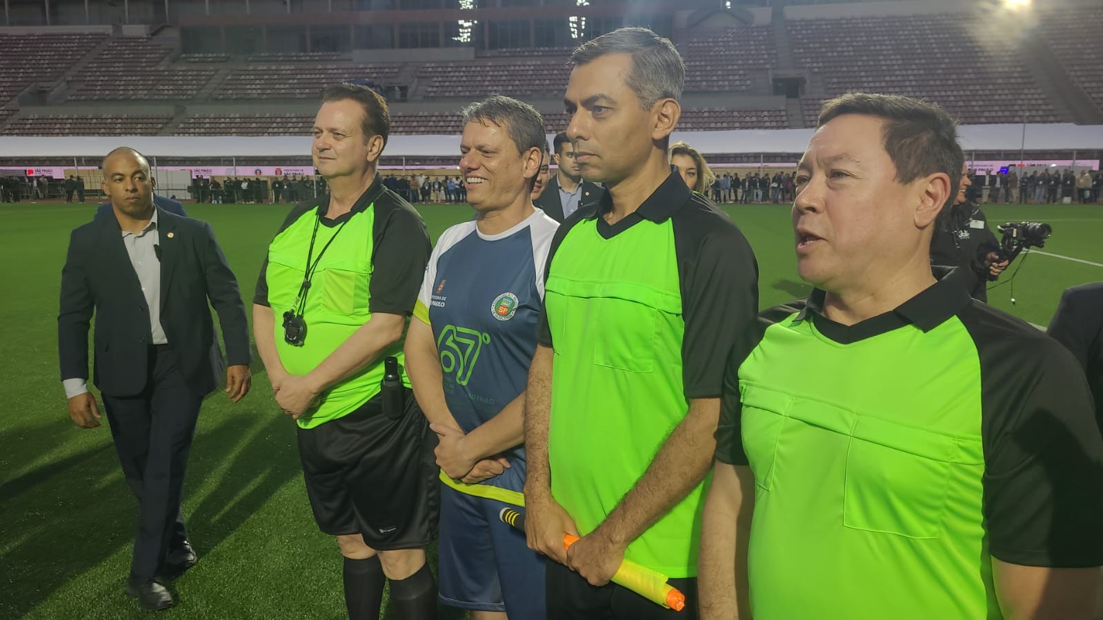 Tarcísio joga futebol com prefeitos paulistas sob o apito de Kassab
