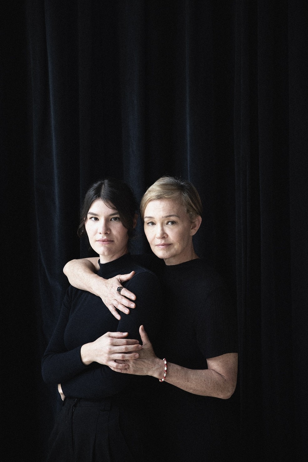 Luiza e Julia Lemmertz: 'A gente se ouve, se dirige, conversa. A intimidade faz a convivência de trabalho ser muito boa' — Foto: Leo Aversa
