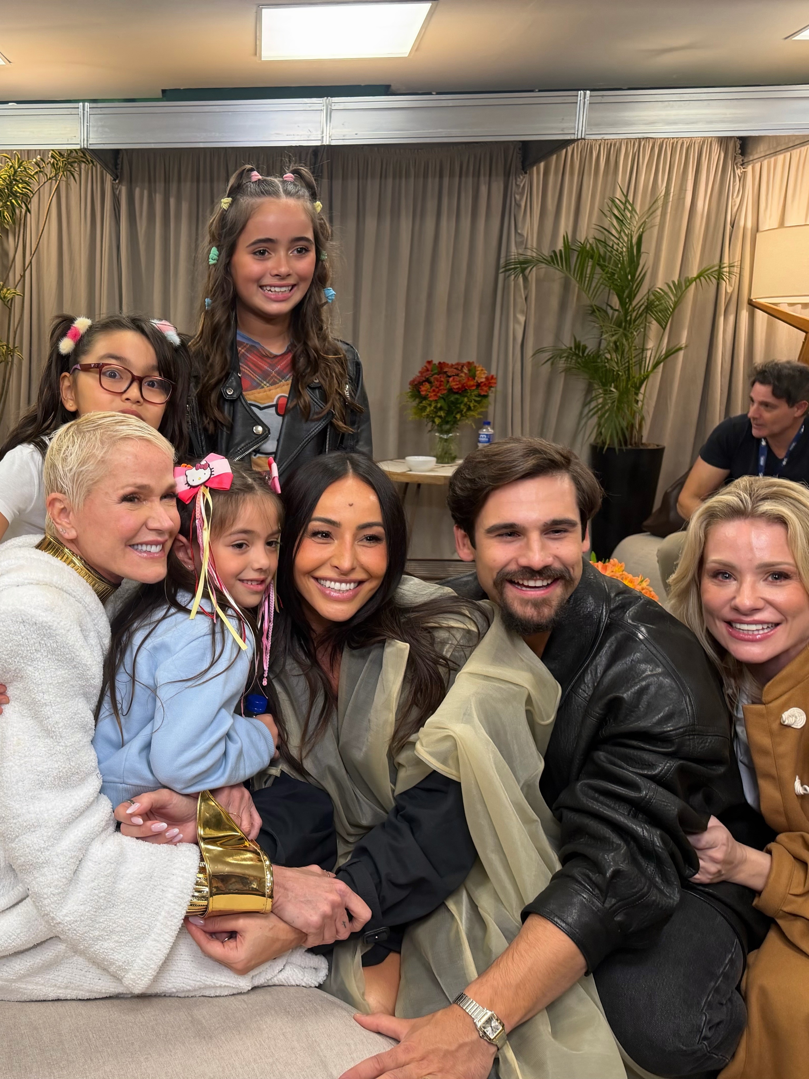 Sabrina Sato celebra primeira vez de Zoe em show de Xuxa
