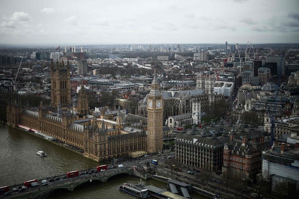 O relógio Big Ben fica localizado na Elizabeth Tower, no Palácio de Westminster, sede das Casas do Parlamento, no centro de Londres — Foto: HENRY NICHOLLS / AFP