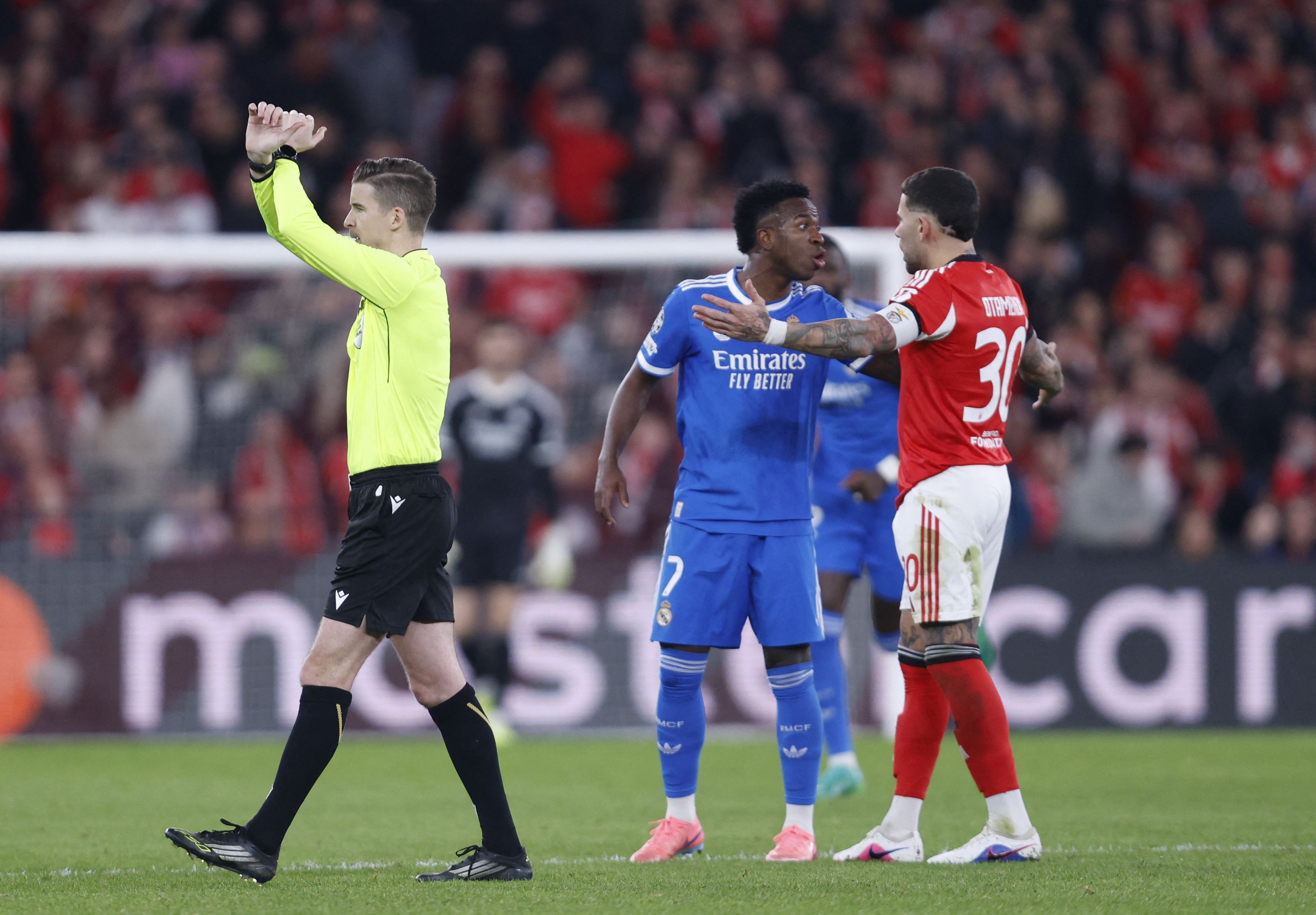 Benfica é punido pela UEFA por comportamento racista de torcedores contra Vini Jr