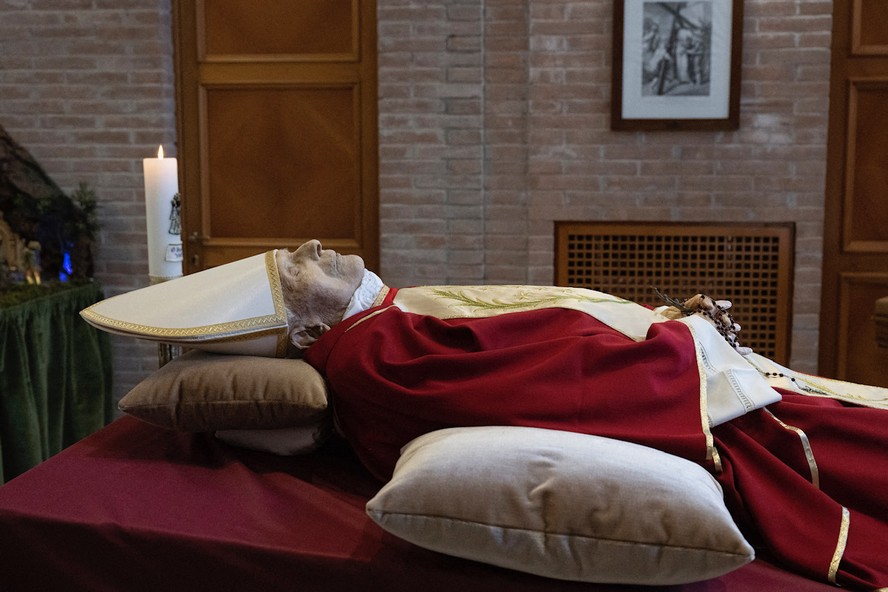 Imagem do corpo do Papa Bento XVI divulgada pelo Vaticano neste domingo