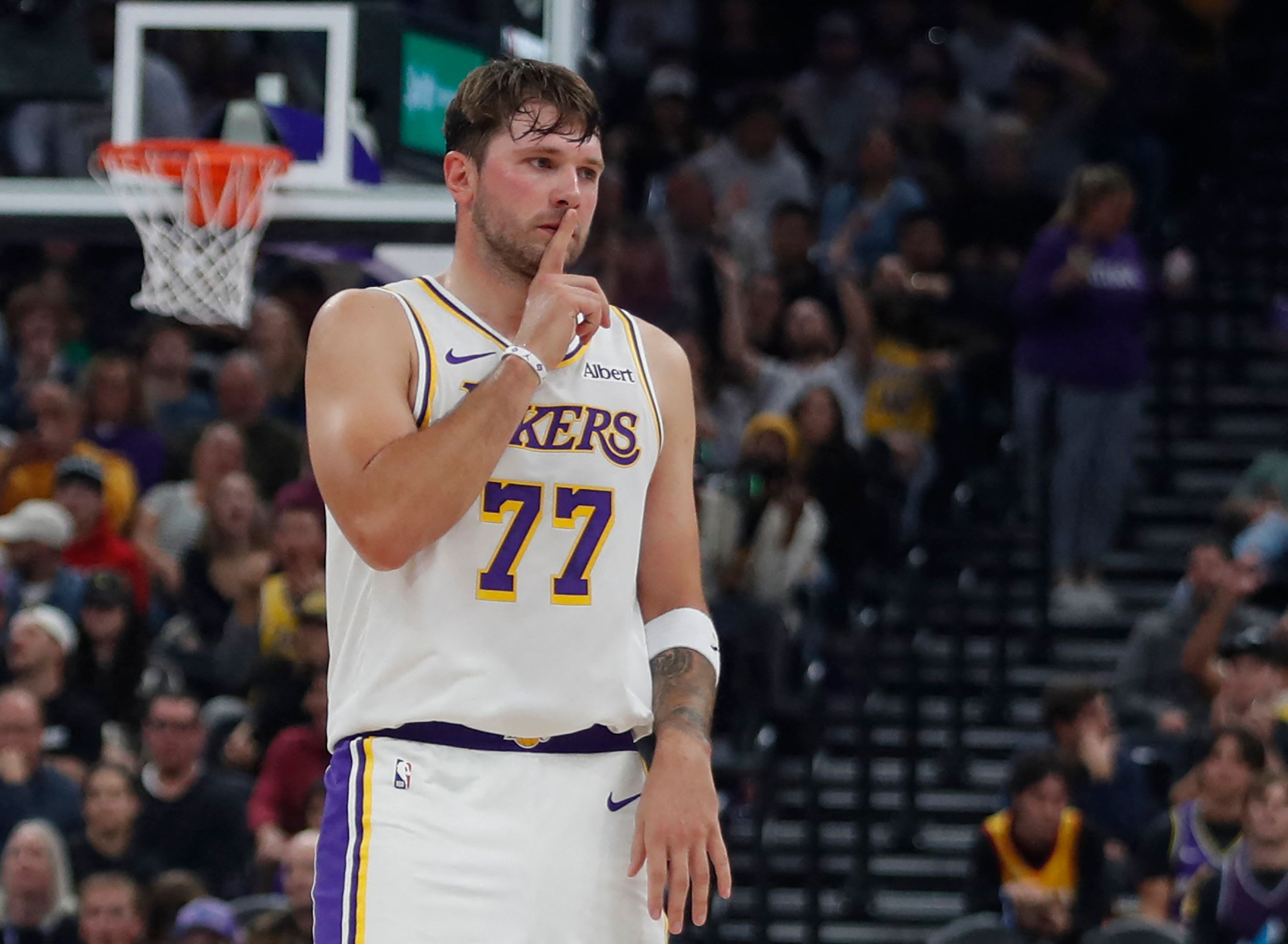 Doncic marca 52 pontos e mantém Lakers invictos na NBA; 76ers perdem a primeira