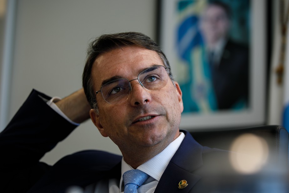 De 'lisonjeado' a 'sacrifício': veja o que Flávio Bolsonaro já falou sobre  se candidatar à Presidência