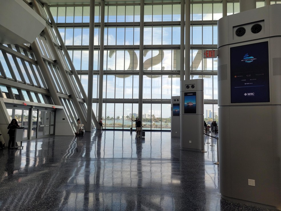 Saguão de entrada do novo terminal de passageiros da MSC Cruzeiros em Miami, atualmente o maior do mundo, com capacidade para até 36 mil turistas por dia — Foto: Eduardo Maia / O Globo