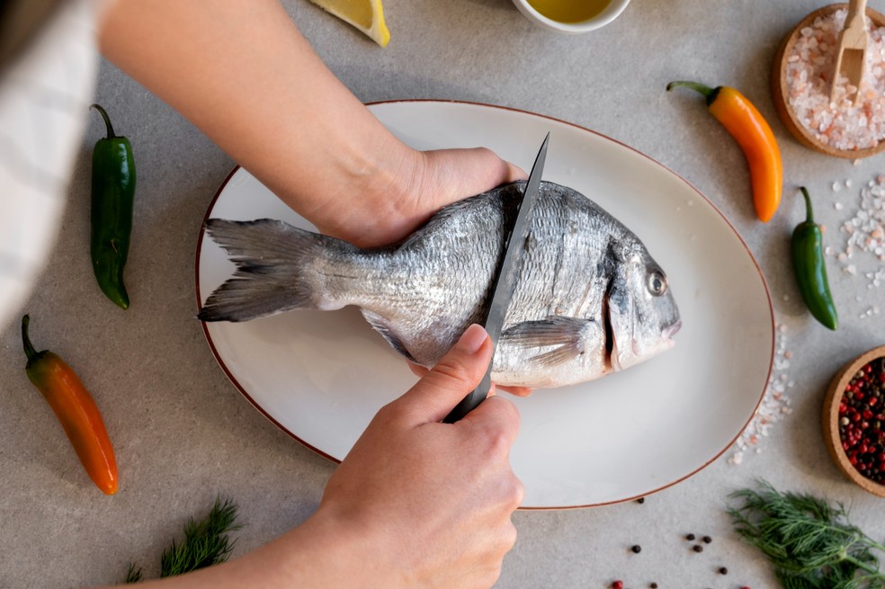 Consumir mais gorduras insaturadas, como aquelas presentes em castanhas, abacate, peixes e azeite de oliva, pode reduzir os níveis de colesterol LDL (o “ruim”) no sangue, ajudando a prevenir infartos e AVCs — Foto: Freepik