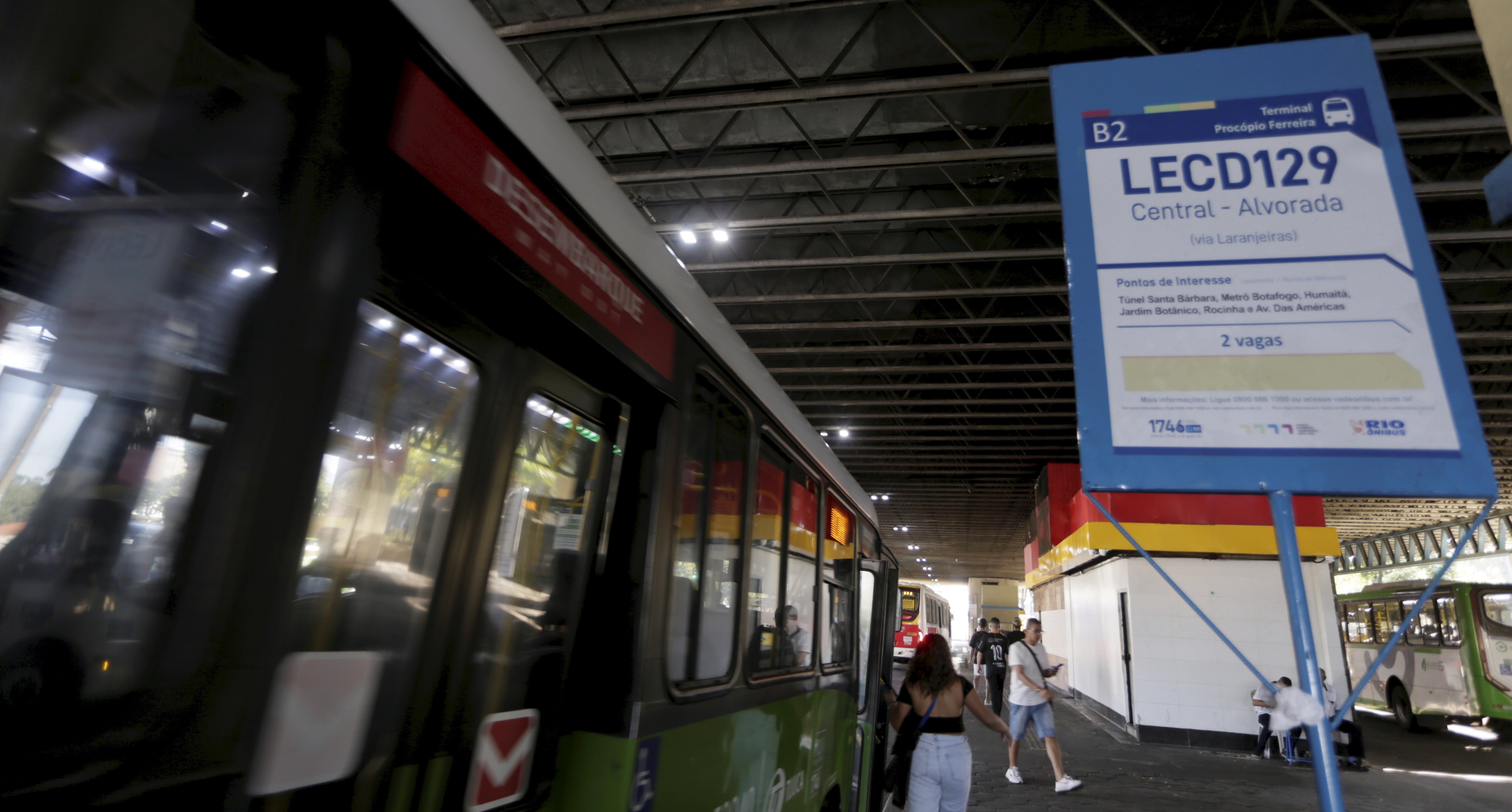 Ônibus do Rio viram 