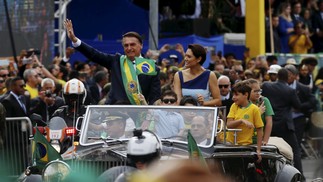 Jair Bolsonaro acena em carro aberto ao lado da primeira-dama Michelle, durante desfile de 7 de setembro em Brasília — Foto: Cristiano Mariz/Agência O Globo