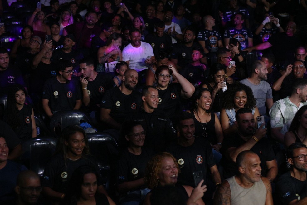 Oficiais do Bope assistindo às lutas — Foto: Hugo Elevaty Esportes