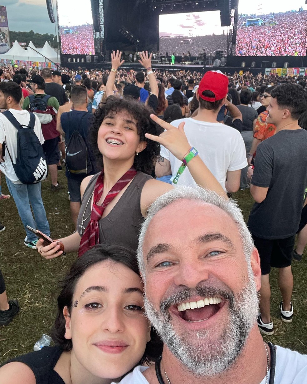 Mateus Carrieri com as filhas, Anna Francesca e Anna Chiara e Kaike — Foto: Reprodução/Instagram