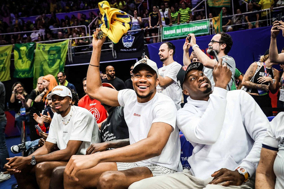 Giannis e os irmãos torceram pela seleção brasileira na partida contra a Itália, pela Liga das Nações feminina de vôlei — Foto: Divulgação/VNL