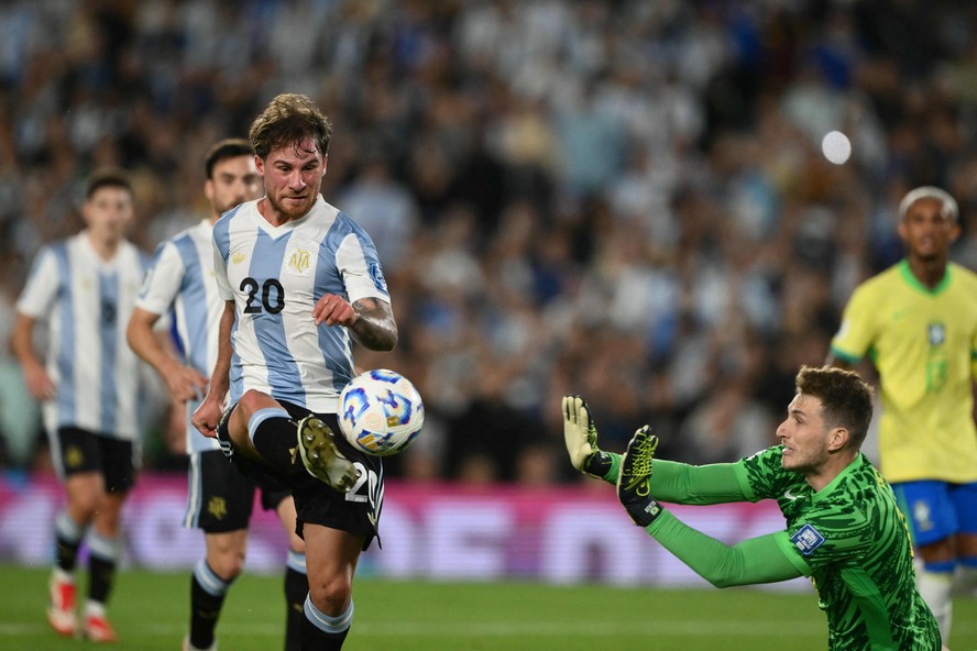 Mac Allister aparece de surpresa para fazer o terceiro gol da Argentina