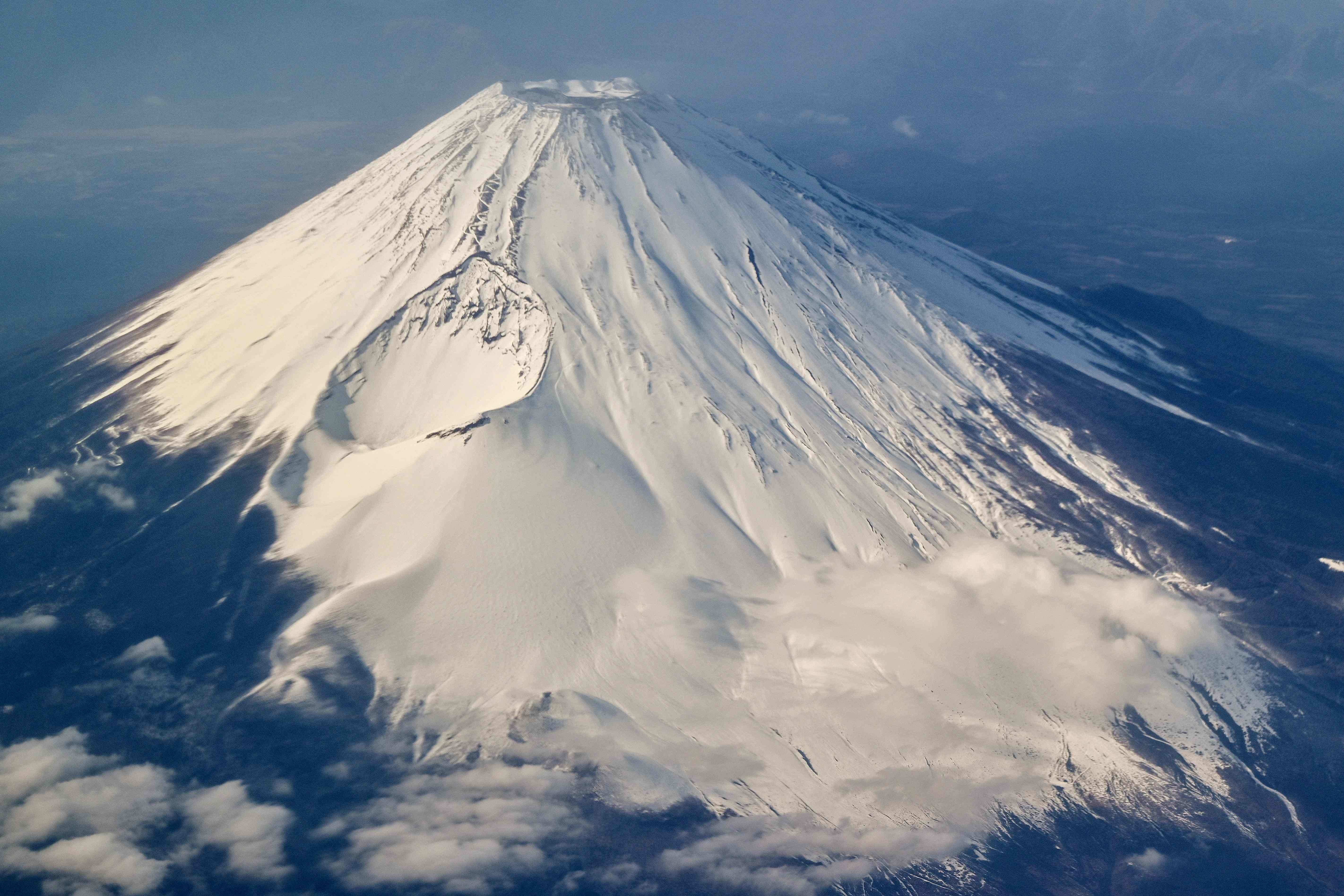 Suíço morre durante escalada no Monte Fuji, e idosa de 99 anos é resgatada após passar a noite na montanha