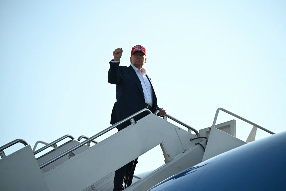 Presidente dos EUA, Donald Trump embarca para visita a centro de detenção de imigrantes na Flórida — Foto: AFP