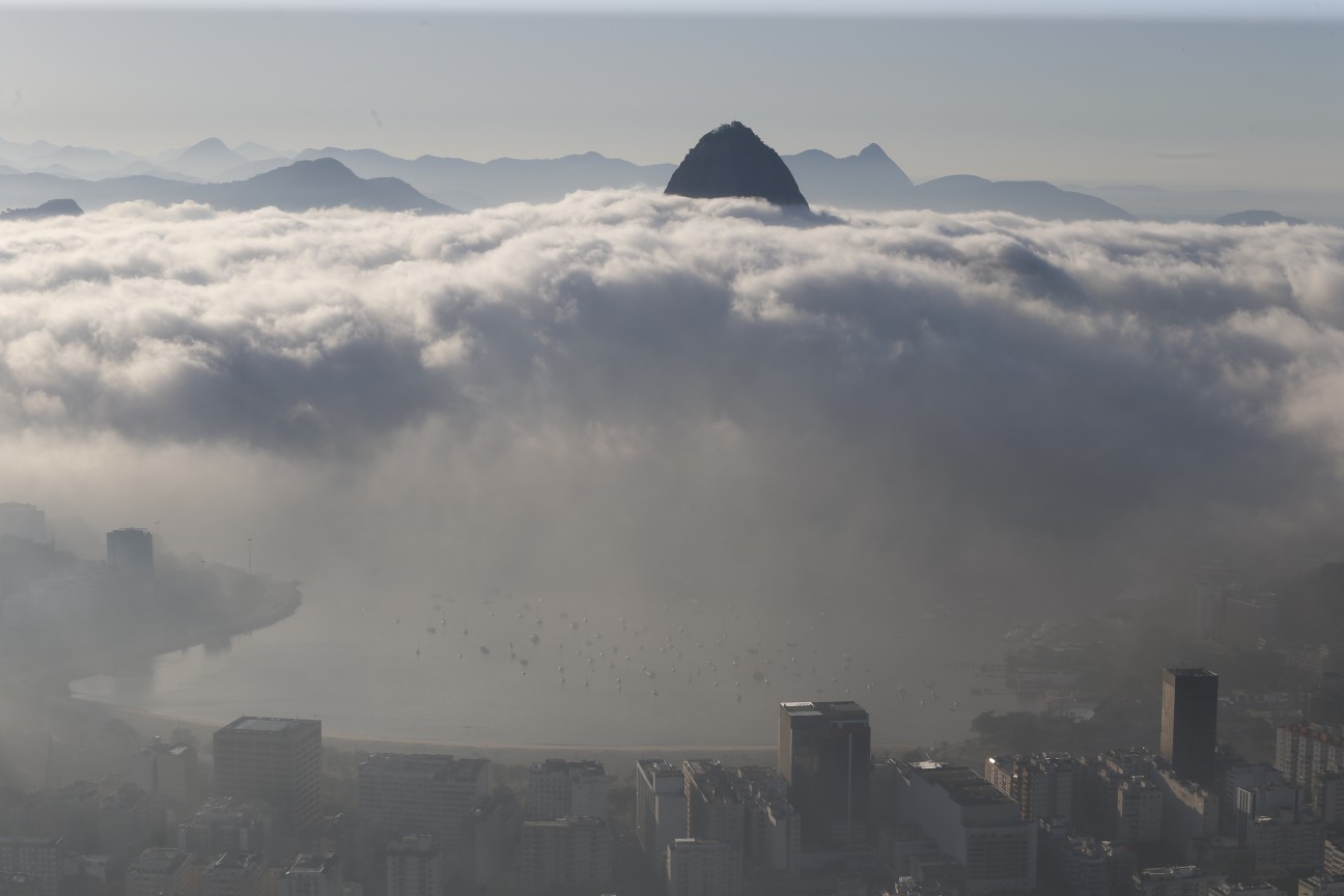 Nevoeiro atinge a manhã do Rio de Janeiro  — Foto: Fabiano Rocha / Agência O Globo